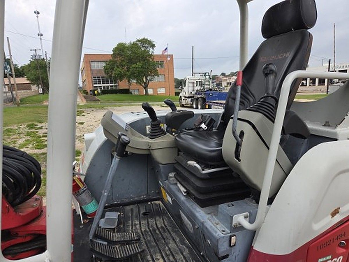 TAKEUCHI TB260 photo 2