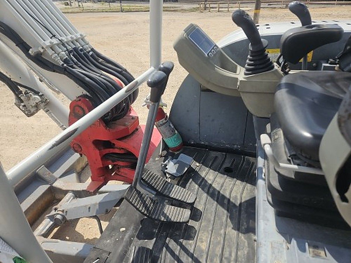 TAKEUCHI TB260 photo 8