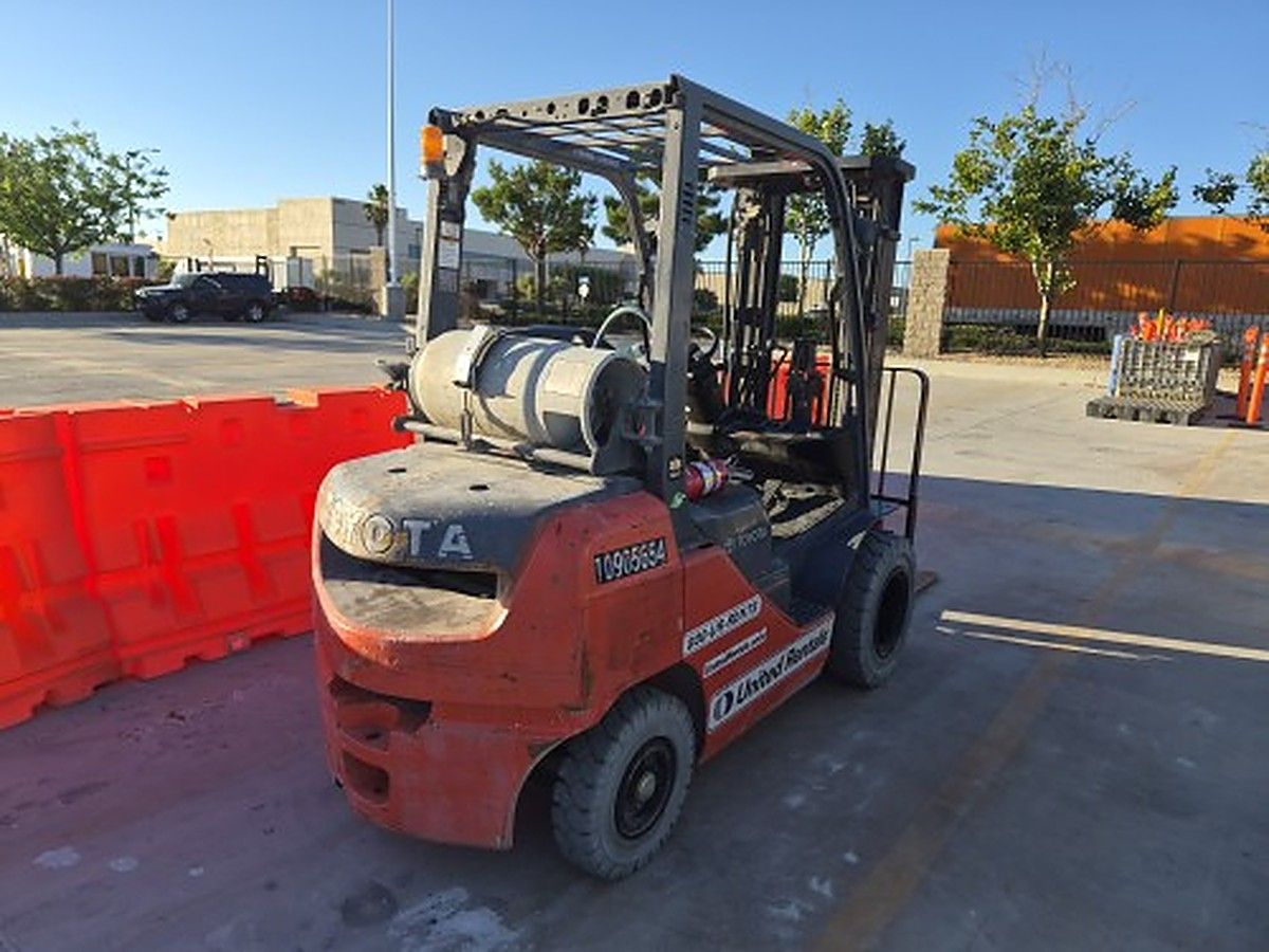 TOYOTA 8FGU25 photo 3
