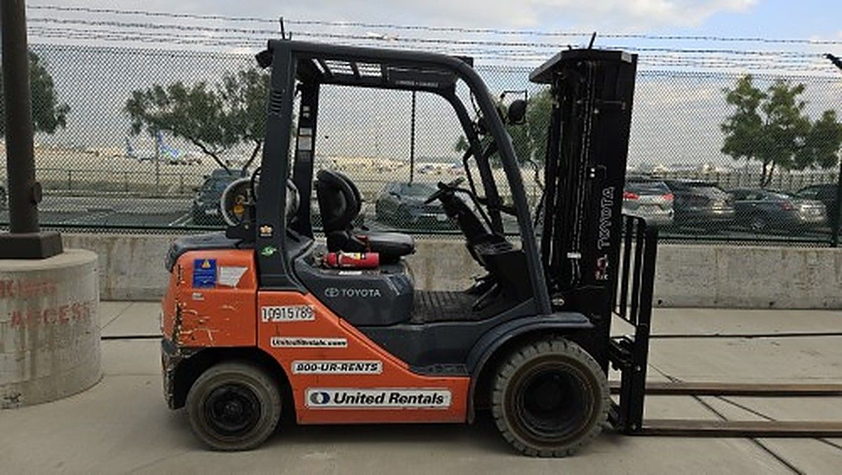 TOYOTA 8FGU25 photo 2