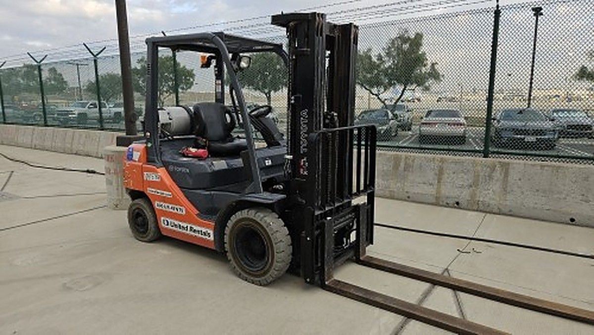 TOYOTA 8FGU25 photo 3