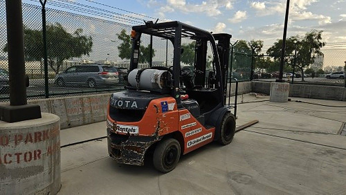 TOYOTA 8FGU25 photo 4