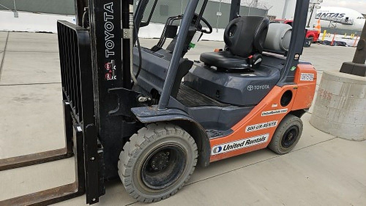 TOYOTA 8FGU25 photo 5