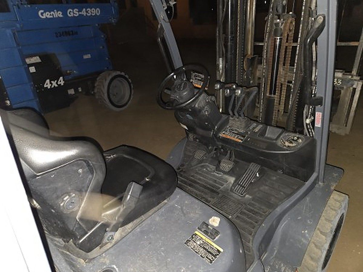 TOYOTA 8FGU25 photo 2