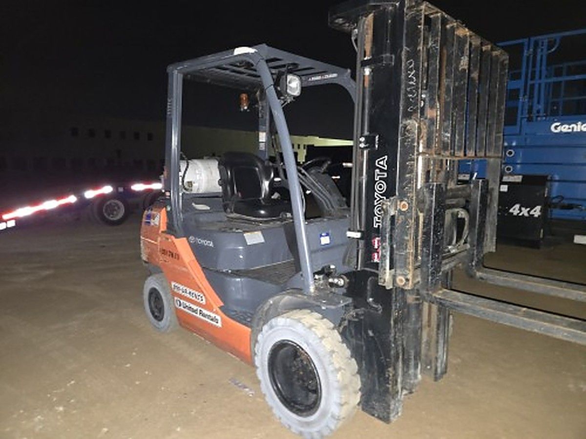 TOYOTA 8FGU25 photo 3