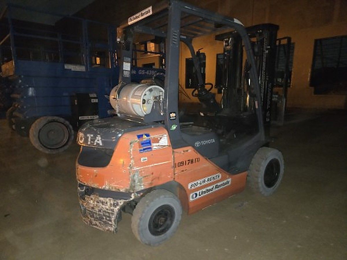 TOYOTA 8FGU25 photo 5