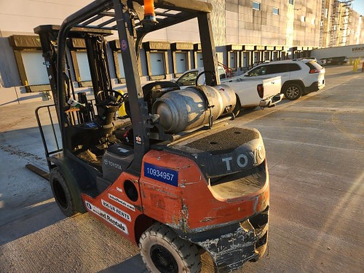 TOYOTA 8FGU25 photo 4