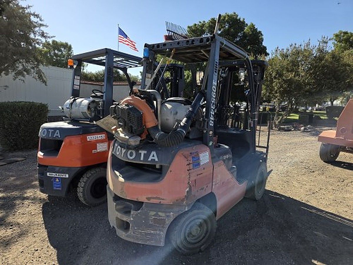 TOYOTA 8FGU25 photo 2