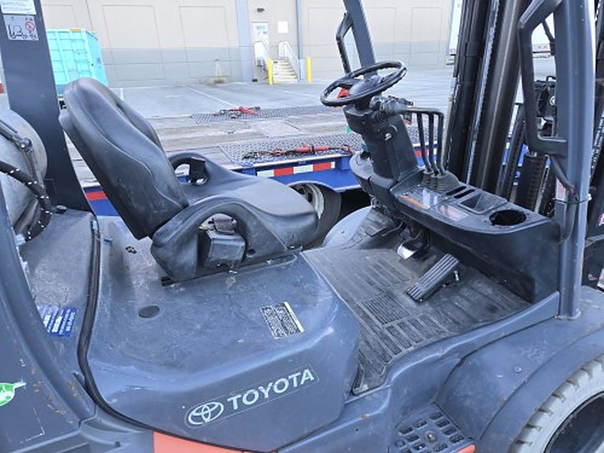 TOYOTA 8FGU25 photo 6