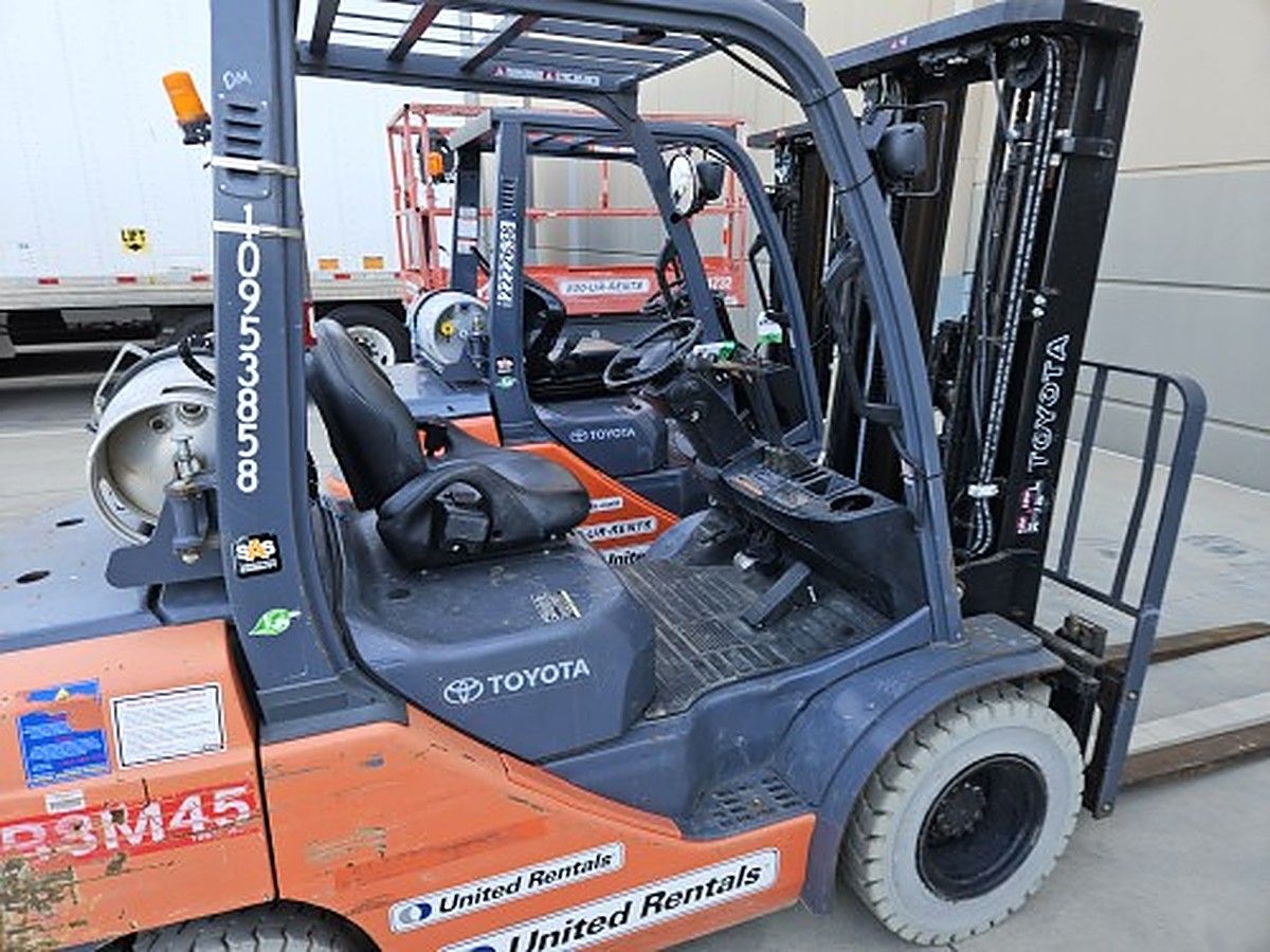 TOYOTA 8FGU25 photo 8