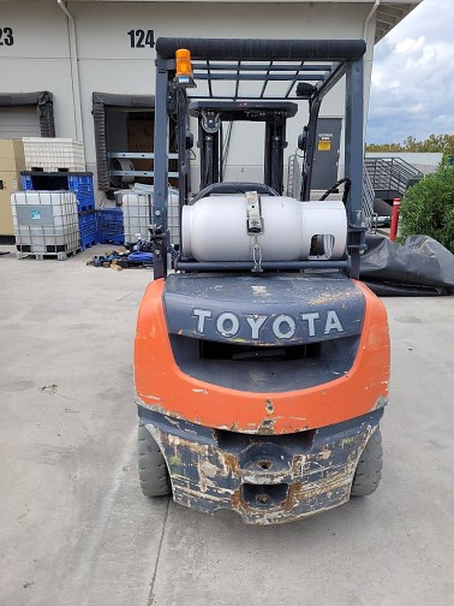 TOYOTA 8FGU25 photo 4