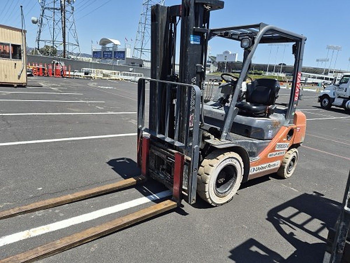 TOYOTA 8FGU25 photo 3