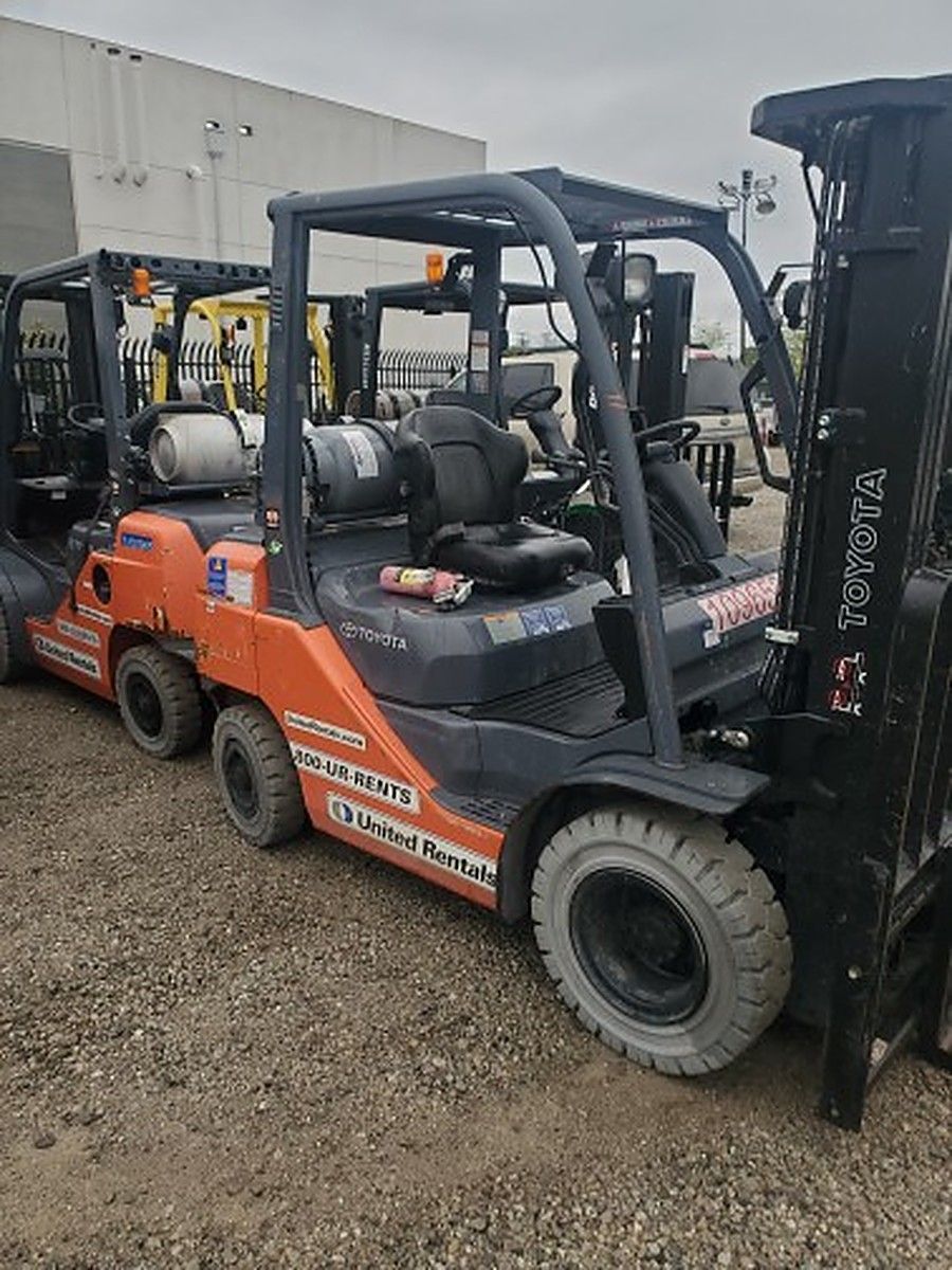 TOYOTA 8FGU25 photo 2