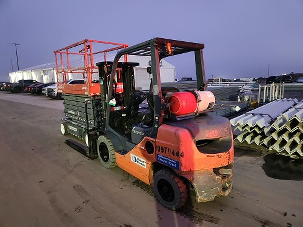 TOYOTA 8FGU25 photo 2
