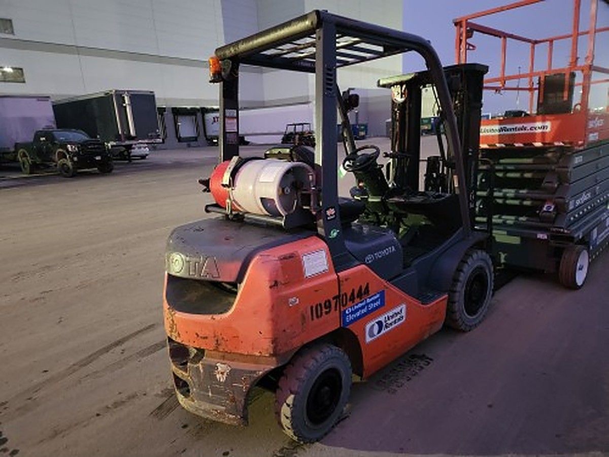 TOYOTA 8FGU25 photo 3