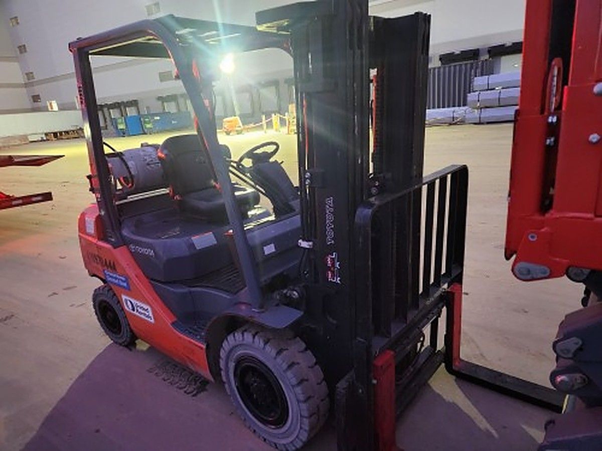 TOYOTA 8FGU25 photo 4