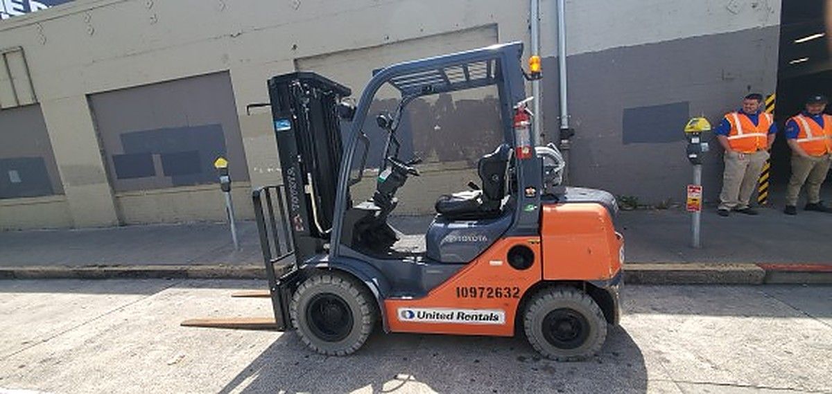 TOYOTA 8FGU25 photo 2
