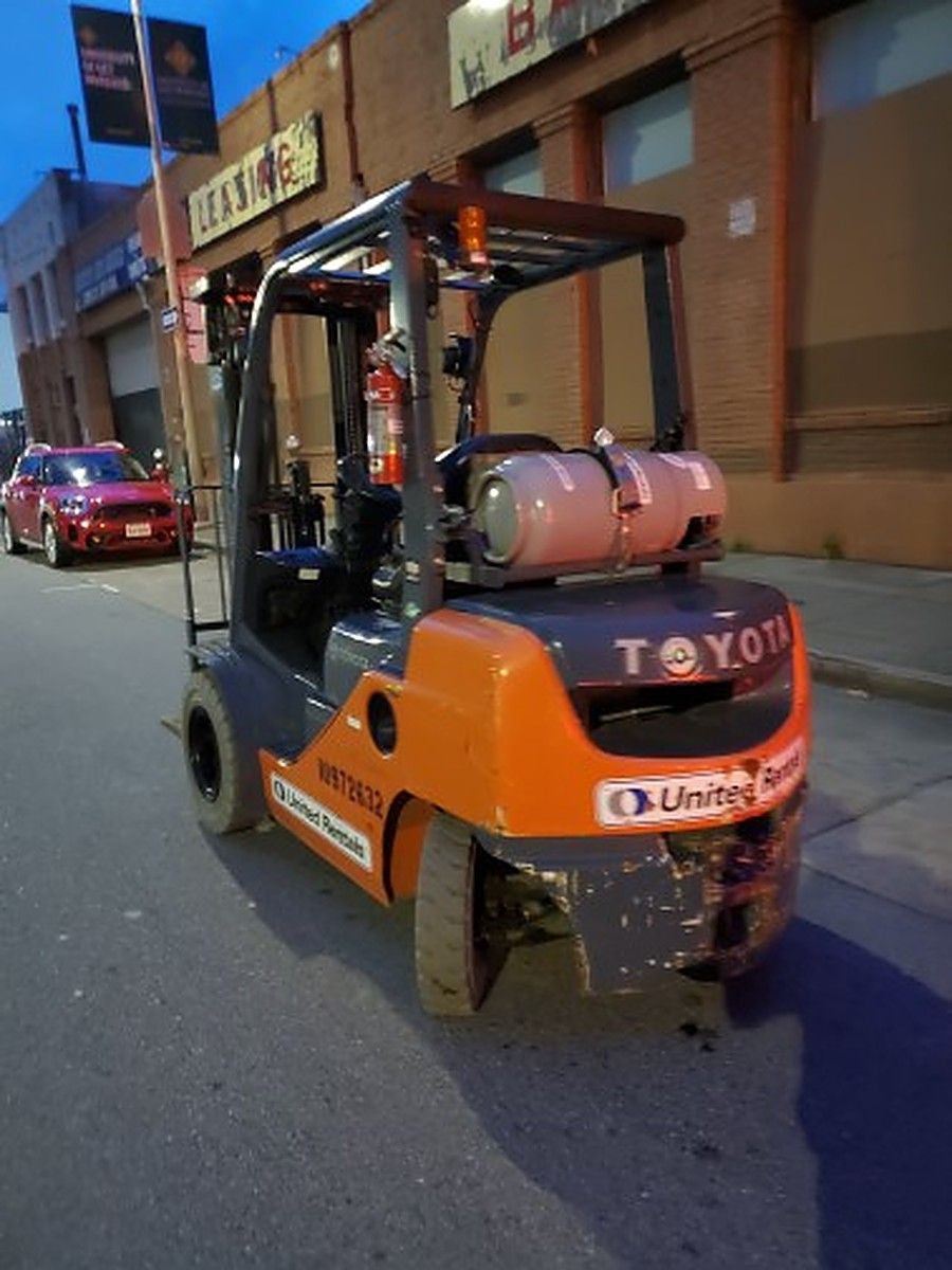 TOYOTA 8FGU25 photo 14