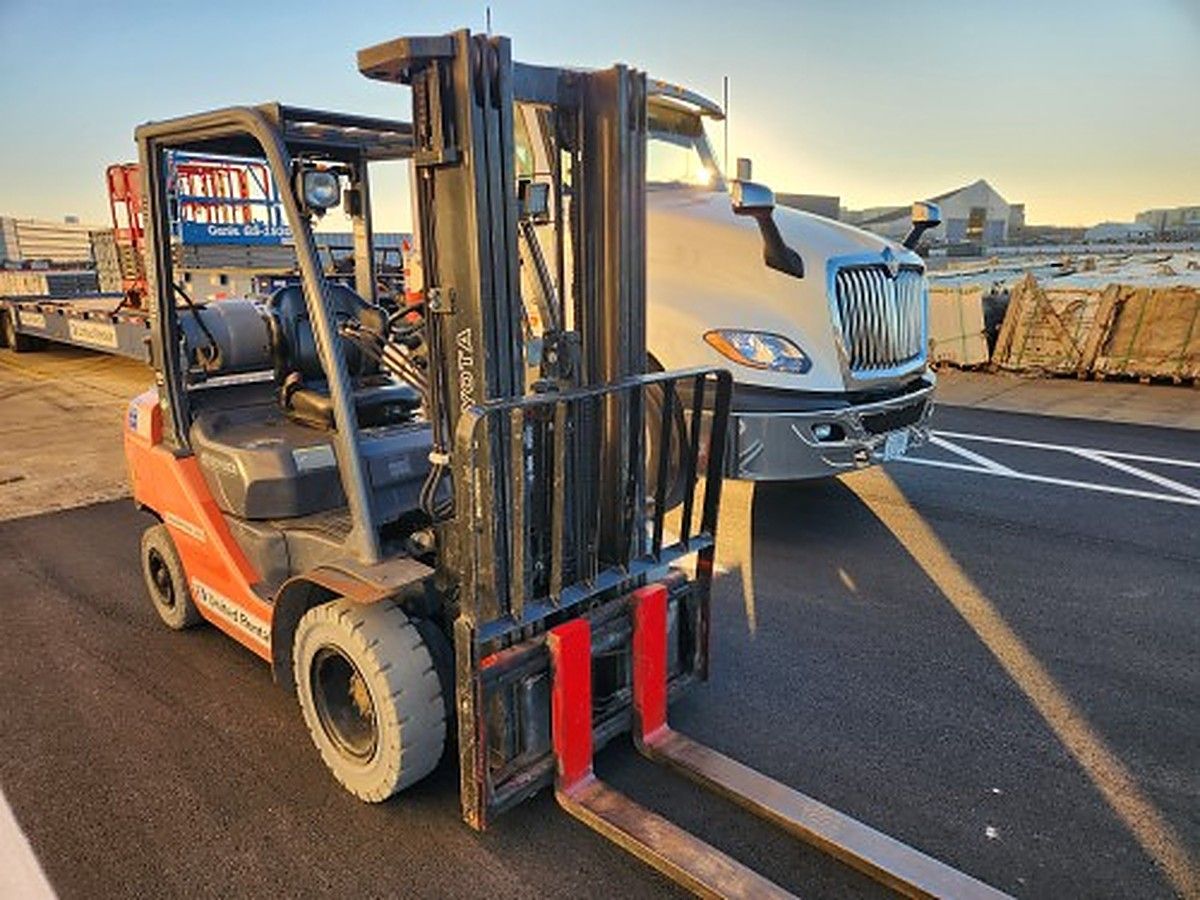 TOYOTA 8FGU25 photo 2
