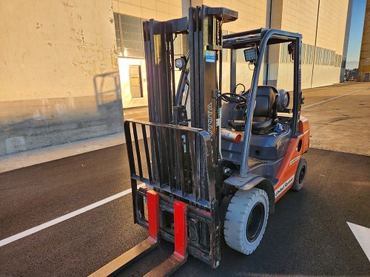 TOYOTA 8FGU25 photo 4