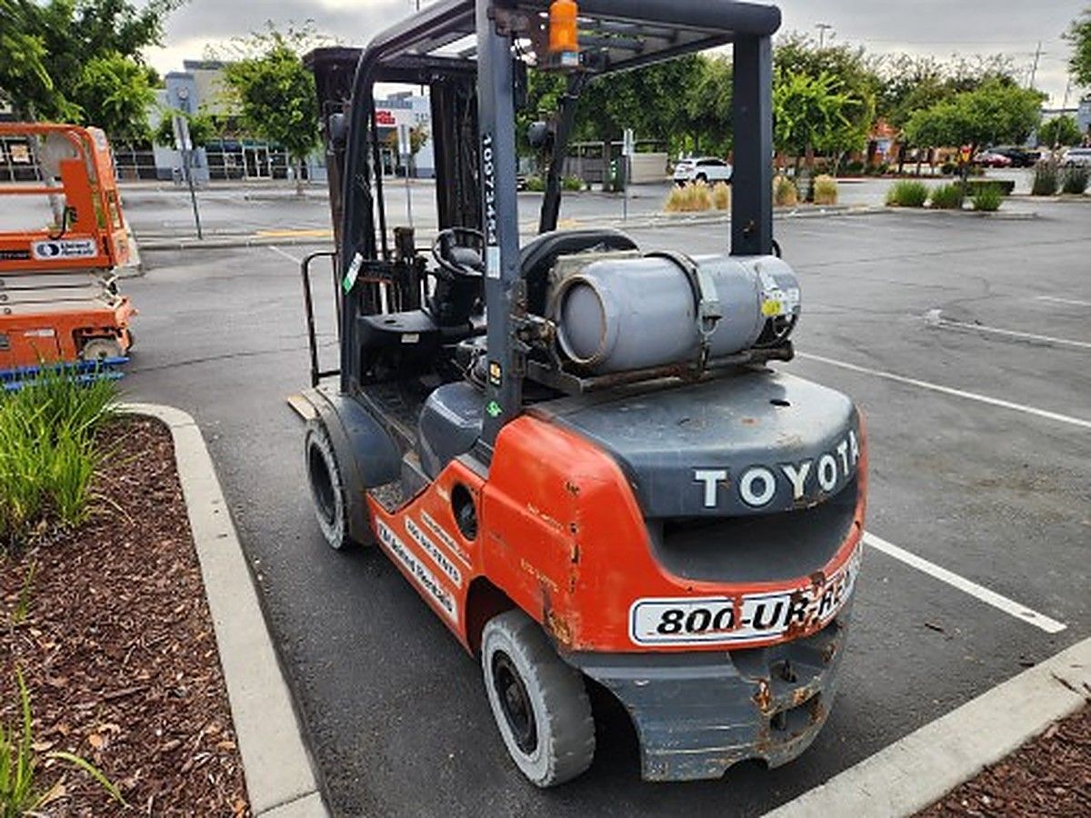 TOYOTA 8FGU25 photo 5