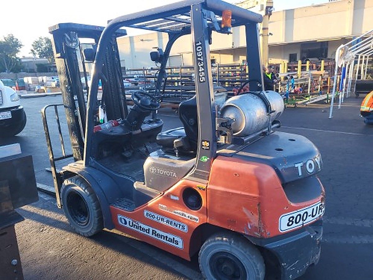 TOYOTA 8FGU25 photo 2