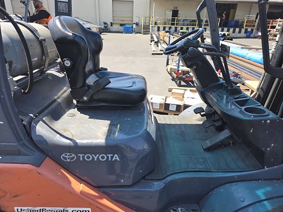 TOYOTA 8FGU25 photo 9