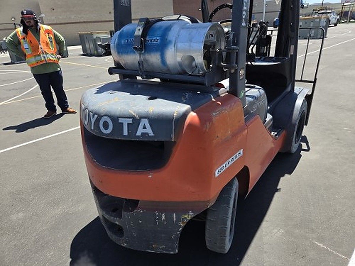 TOYOTA 8FGU25 photo 2