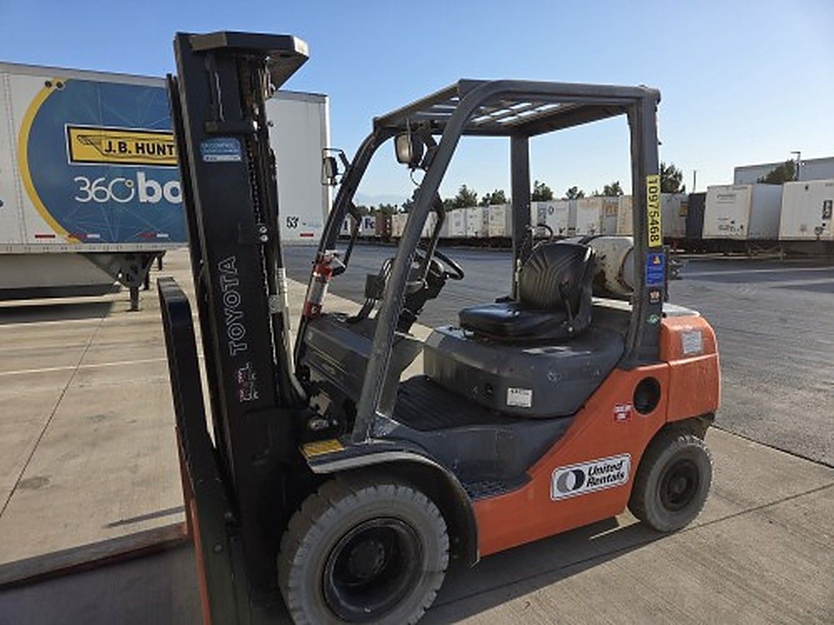 TOYOTA 8FGU25 photo 3