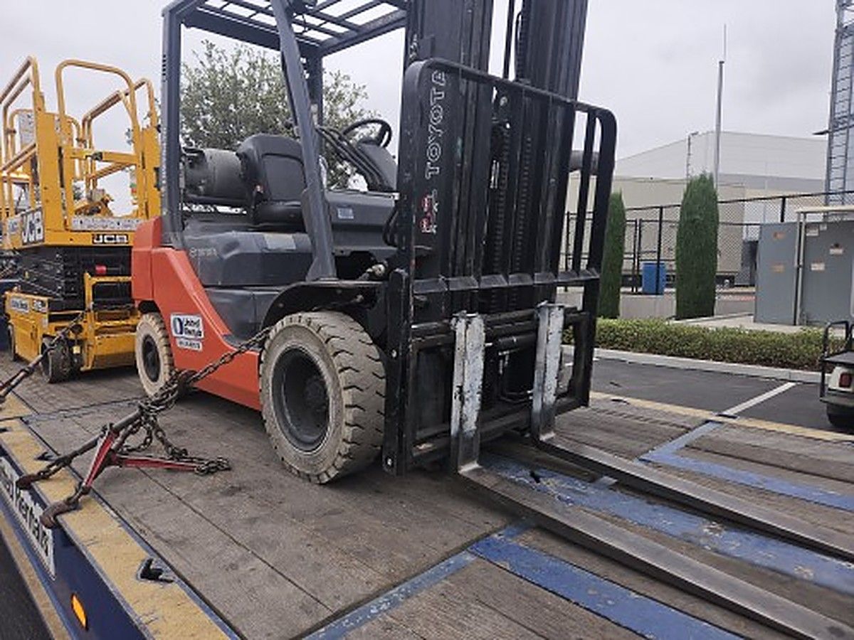 TOYOTA 8FGU25 photo 8