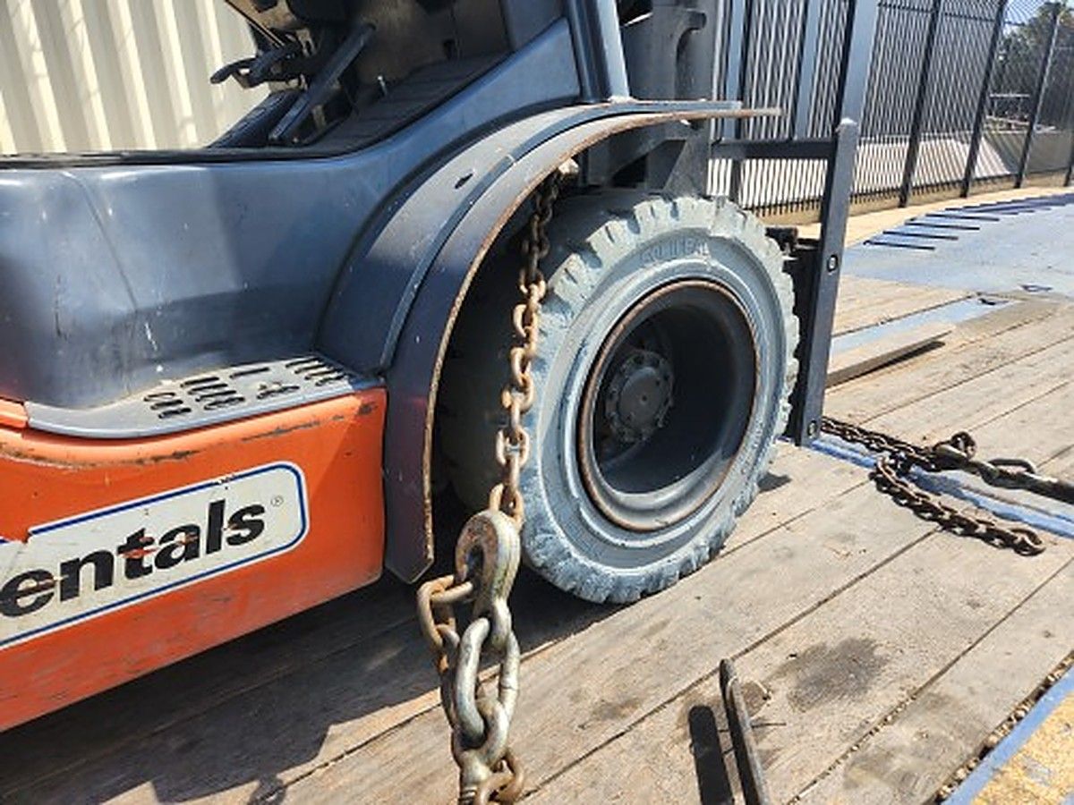 TOYOTA 8FGU25 photo 8