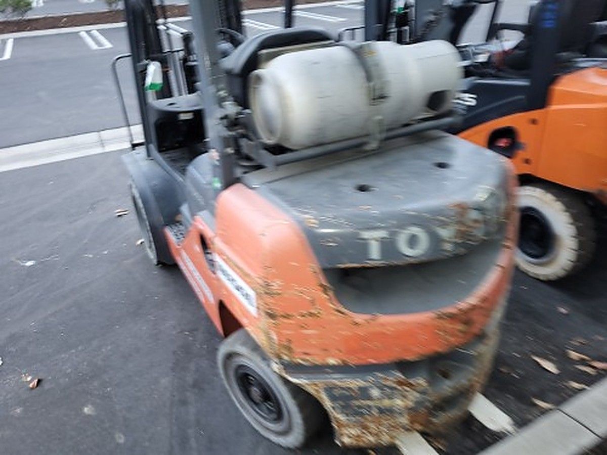 TOYOTA 8FGU25 photo 3