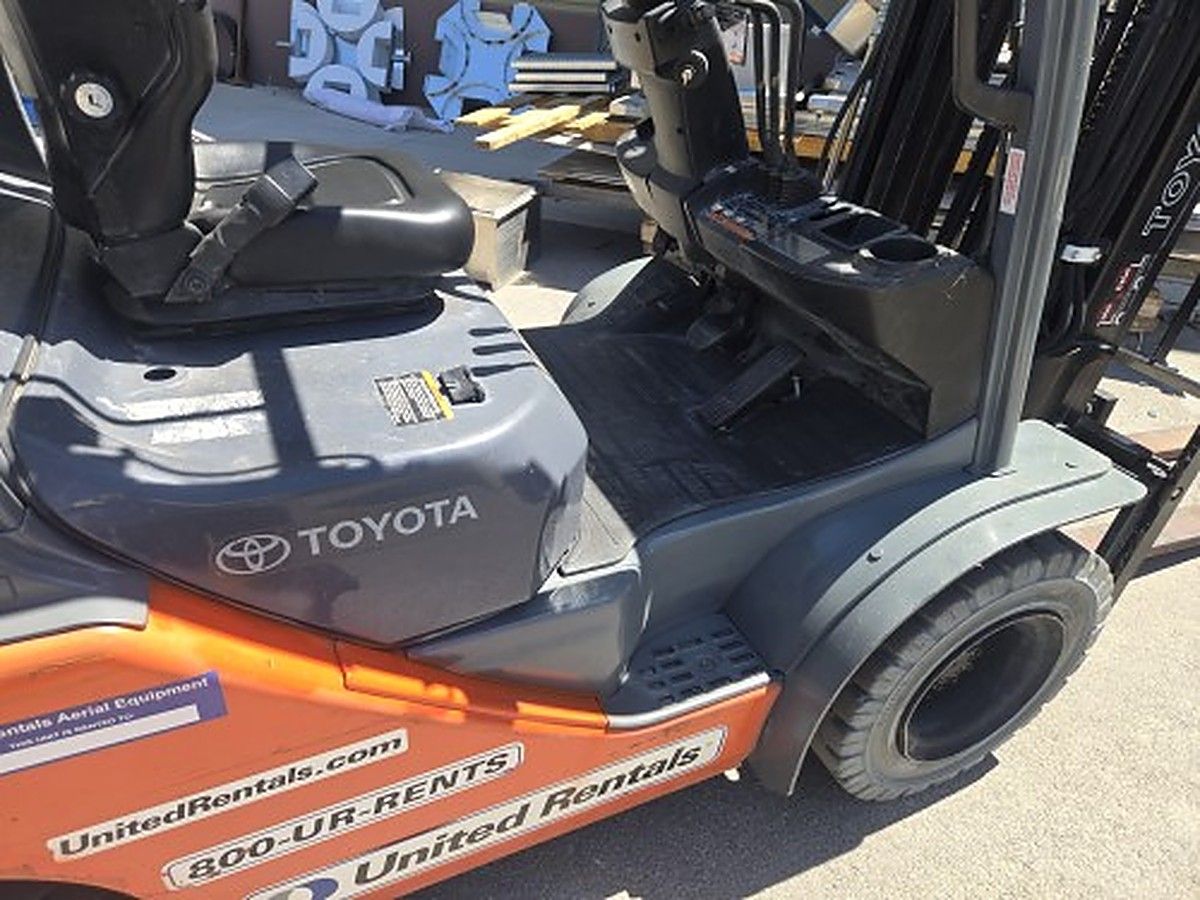 TOYOTA 8FGU25 photo 5