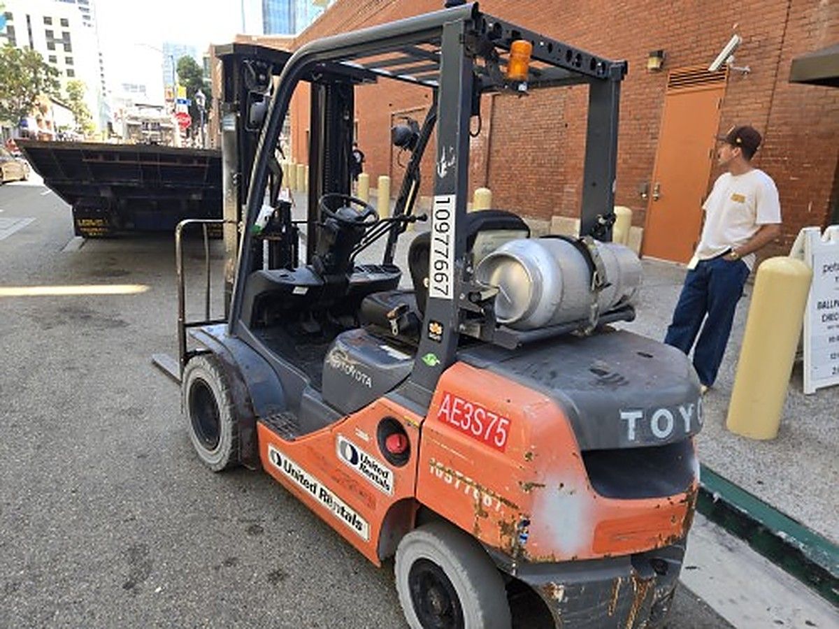 TOYOTA 8FGU25 photo 2