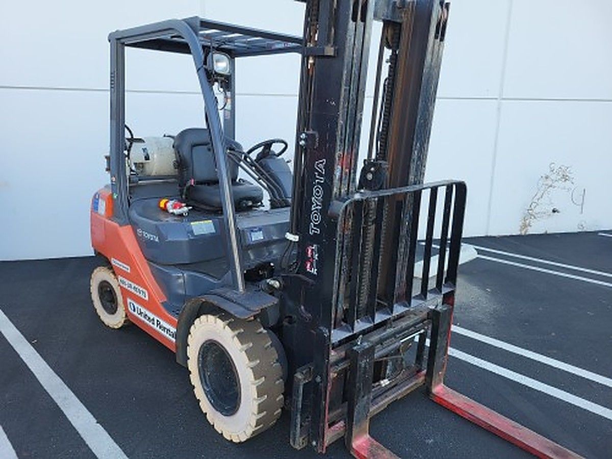 TOYOTA 8FGU25 photo 2