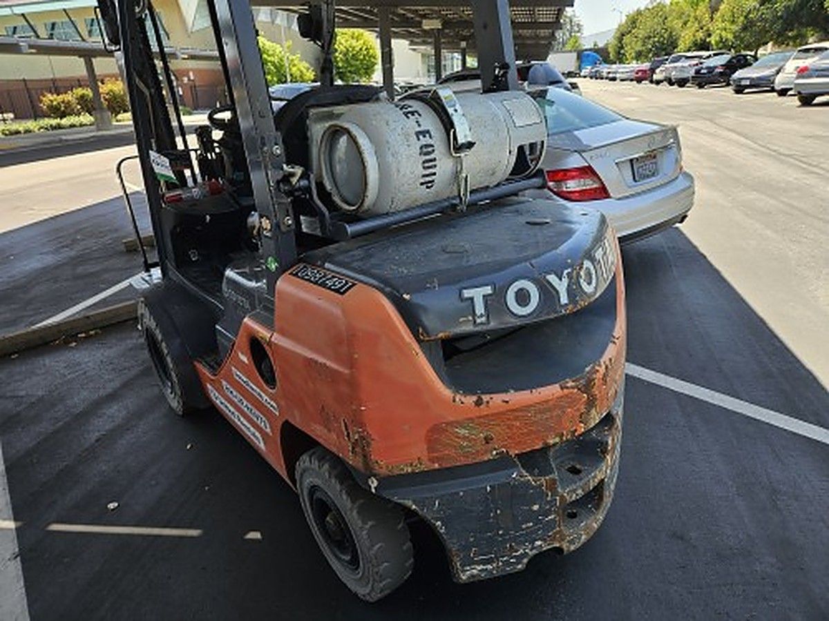 TOYOTA 8FGU25 photo 4
