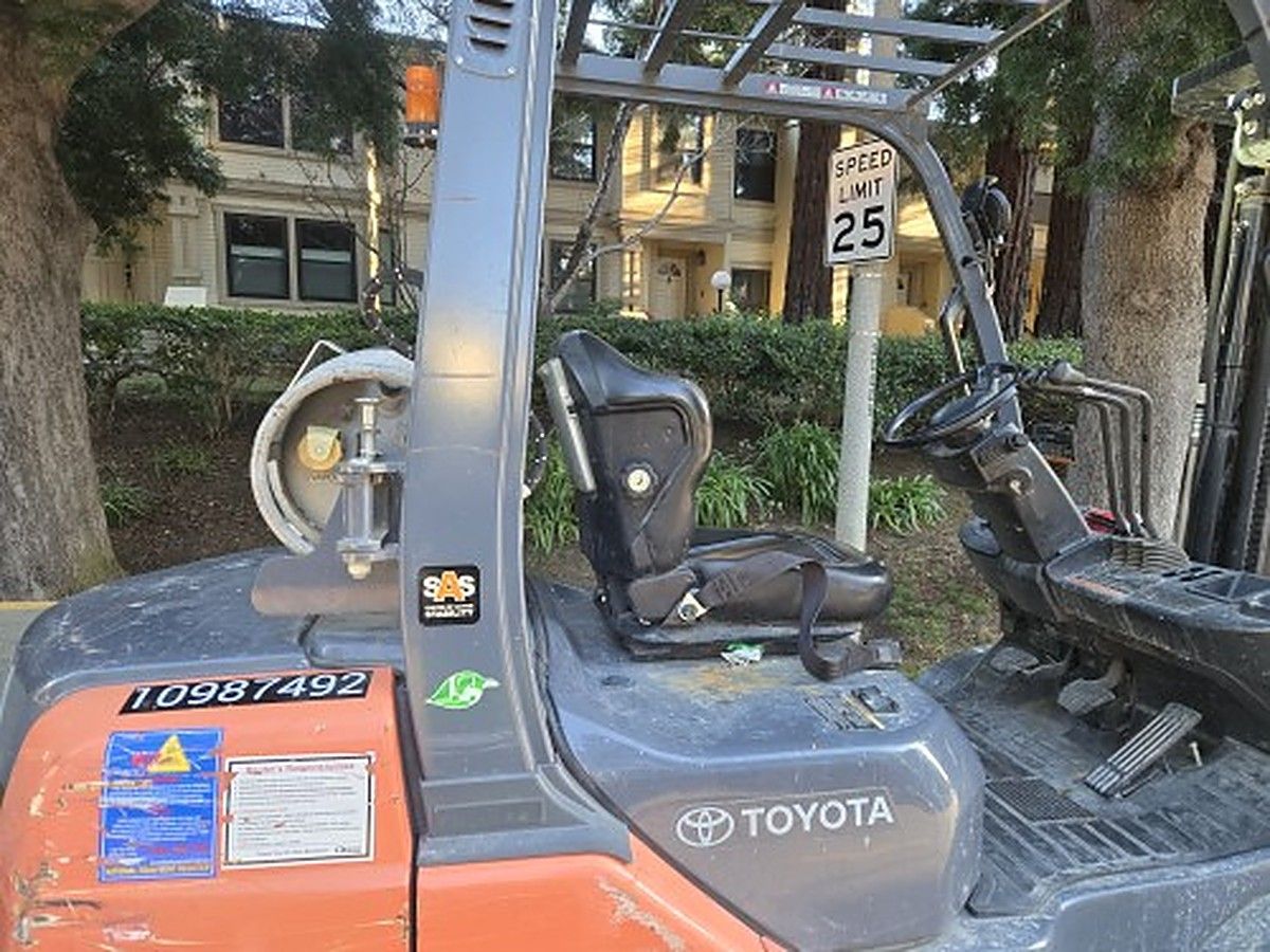 TOYOTA 8FGU25 photo 3