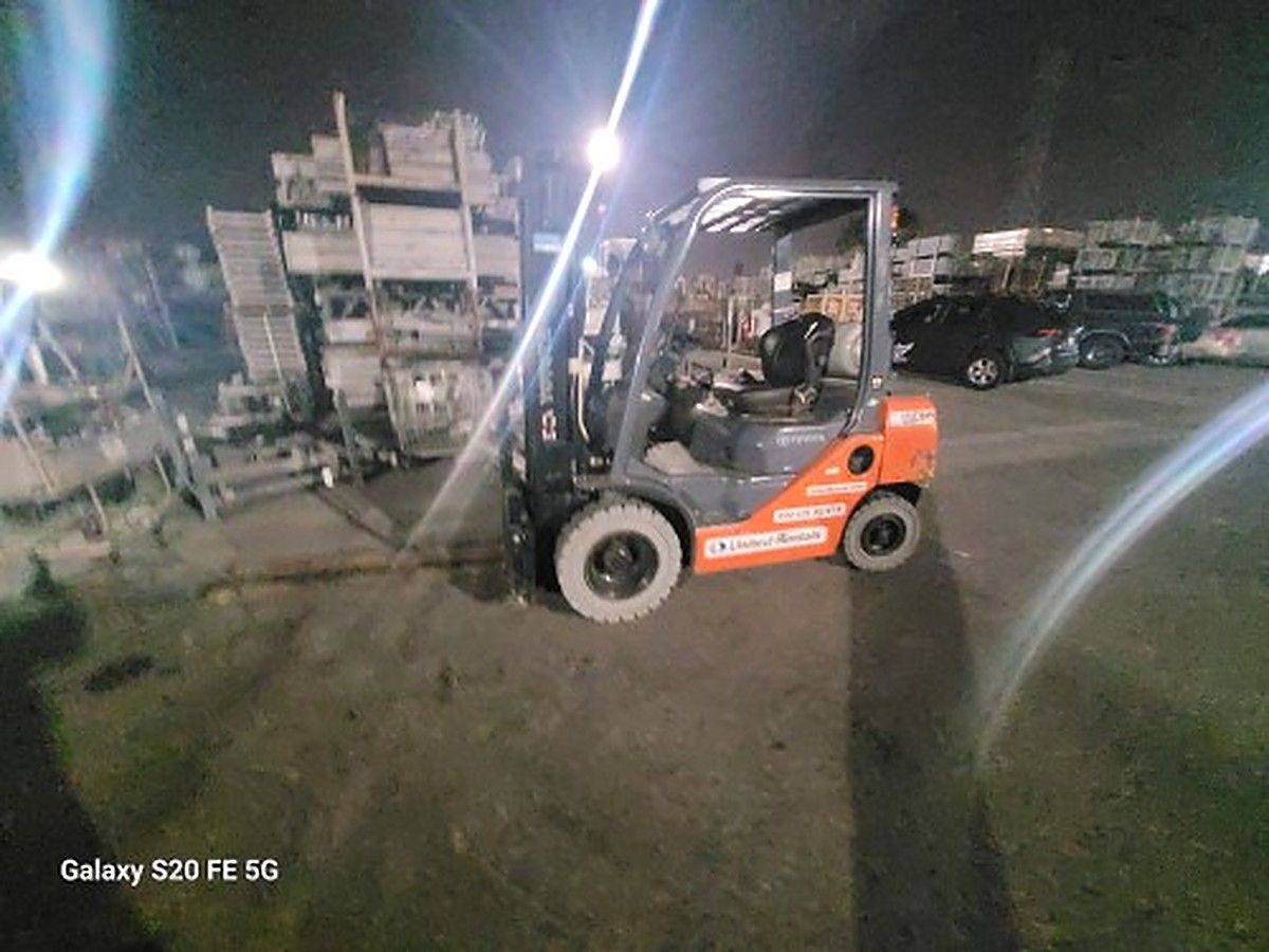 TOYOTA 8FGU25 photo 11