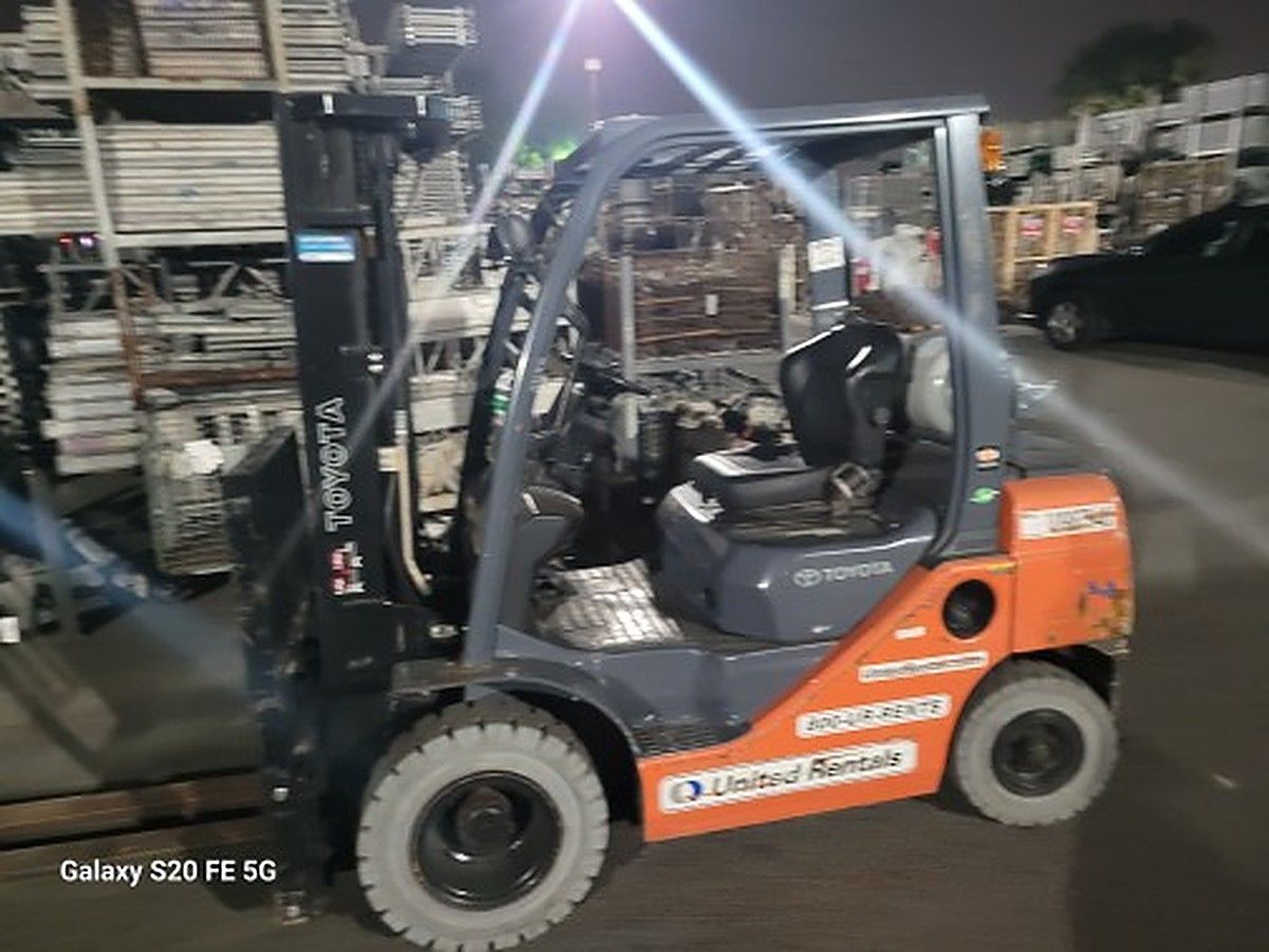 TOYOTA 8FGU25 photo 8