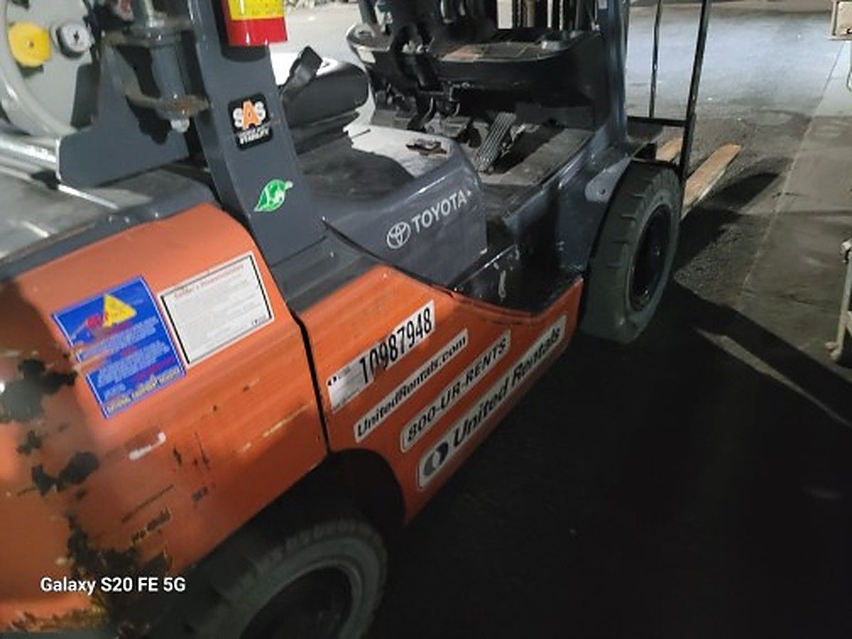 TOYOTA 8FGU25 photo 10