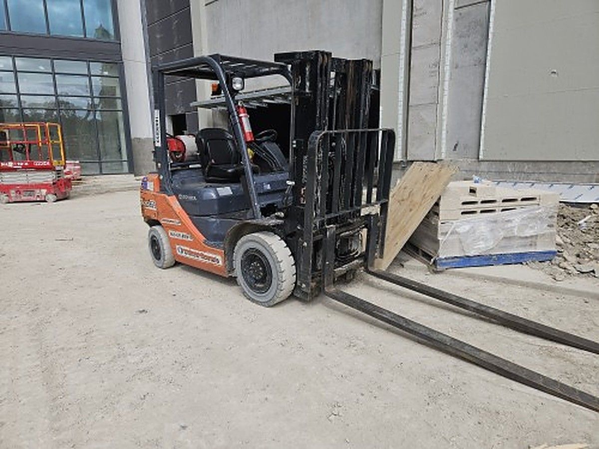 TOYOTA 8FGU25 photo 3