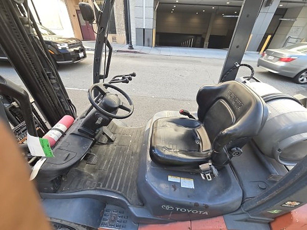 TOYOTA 8FGU25 photo 6