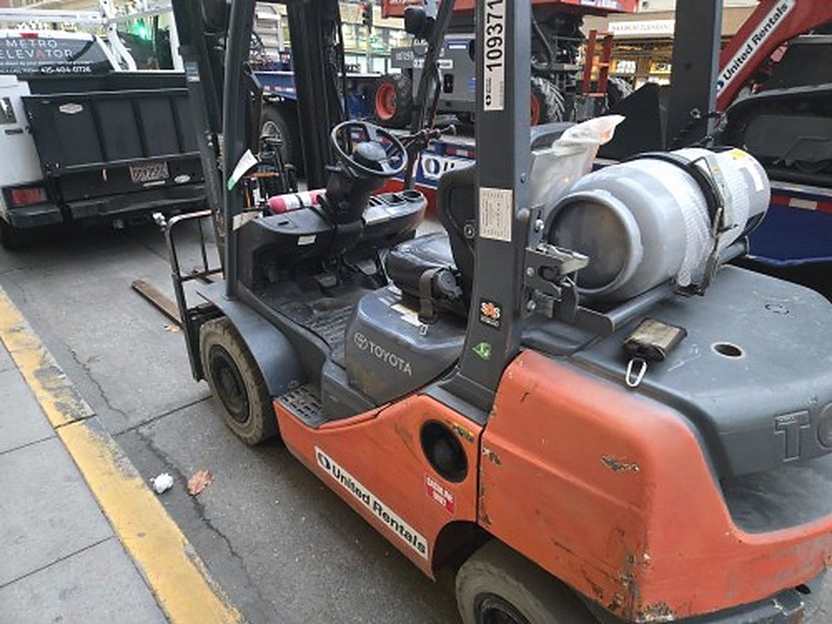 TOYOTA 8FGU25 photo 8