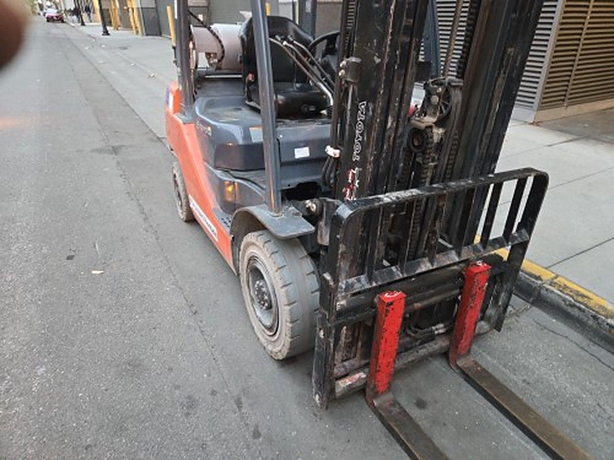 TOYOTA 8FGU25 photo 9