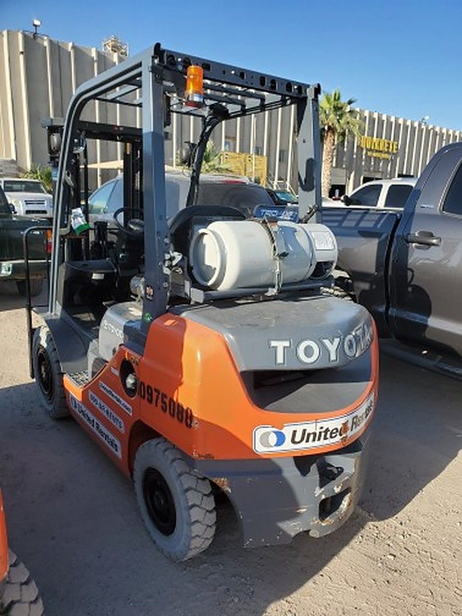 TOYOTA 8FGU25 photo 4