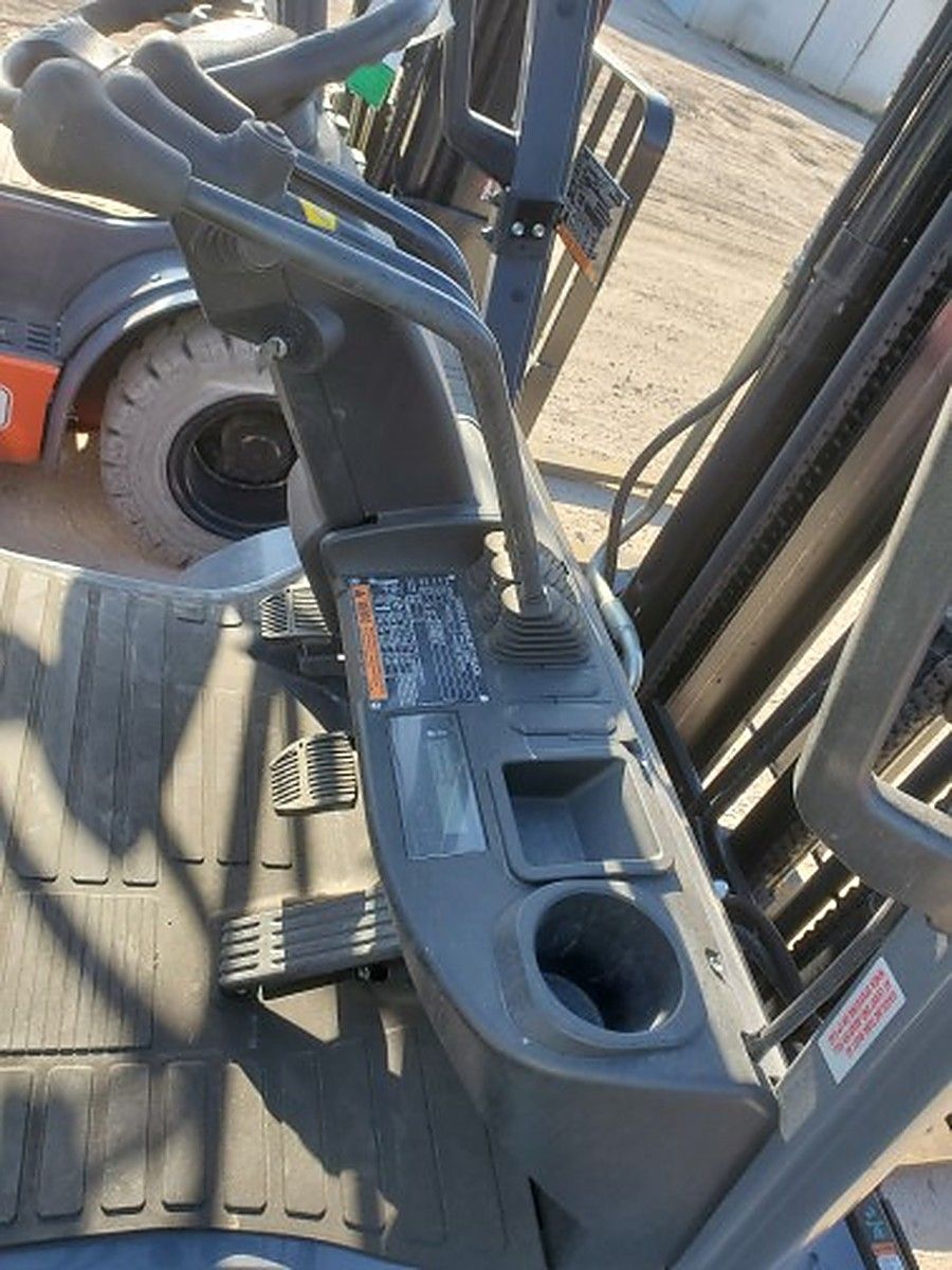 TOYOTA 8FGU25 photo 7