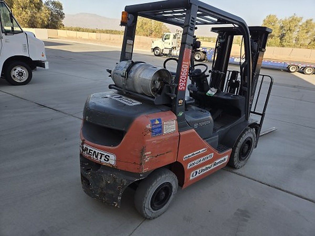 TOYOTA 8FGU25 photo 13