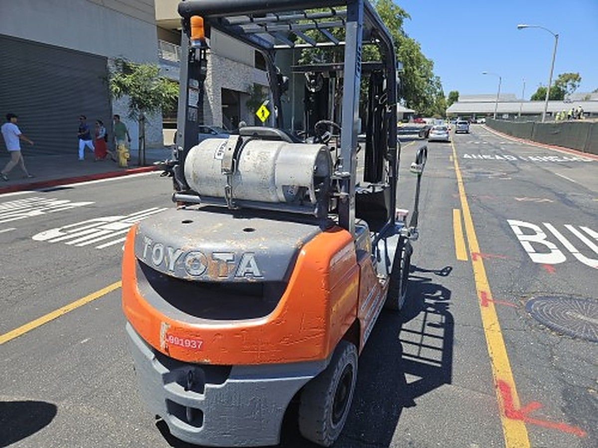 TOYOTA 8FGU25 photo 4