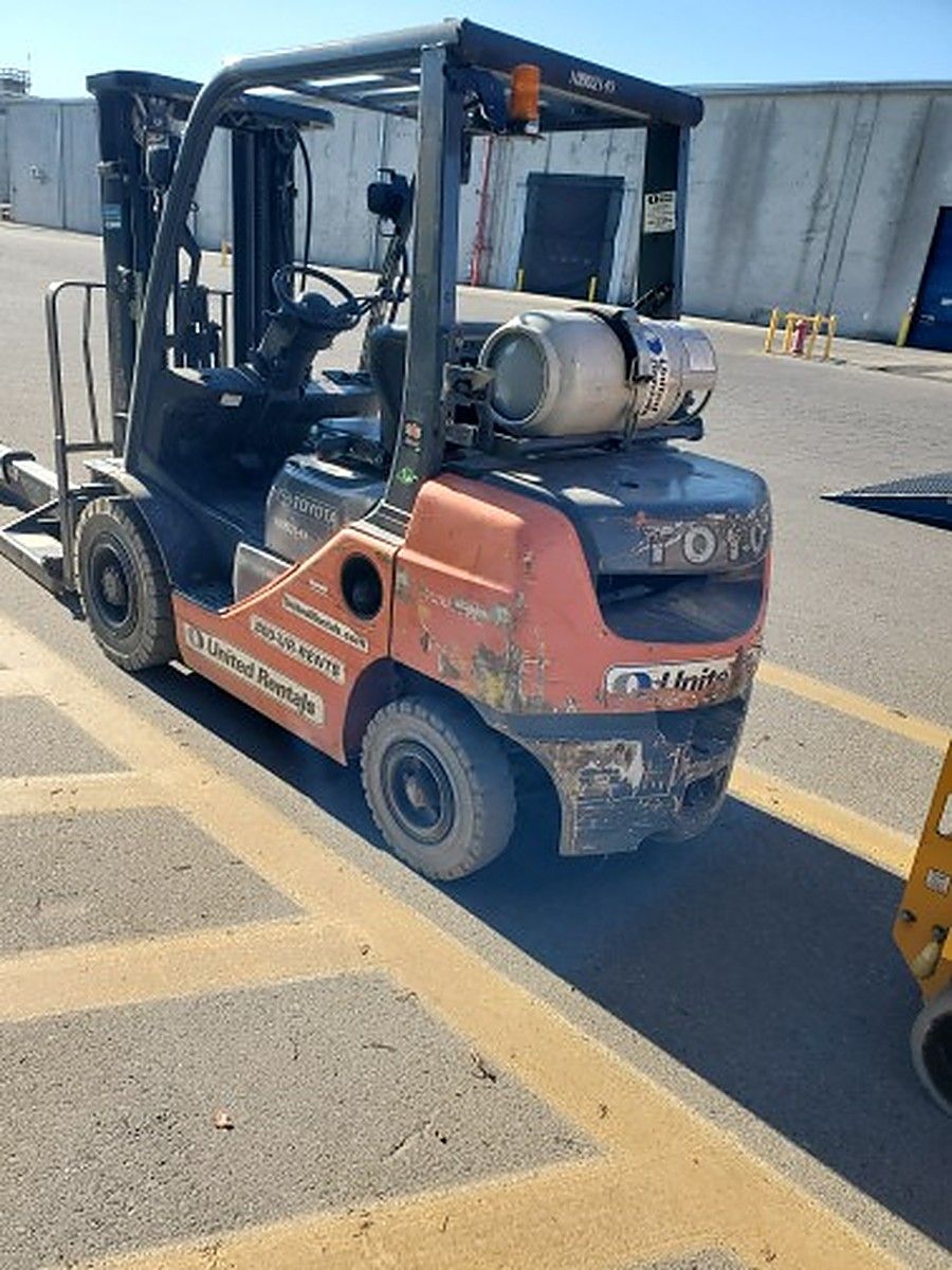 TOYOTA 8FGU25 photo 3