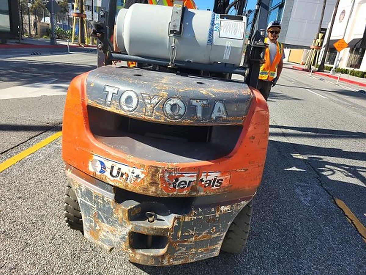 TOYOTA 8FGU25 photo 3